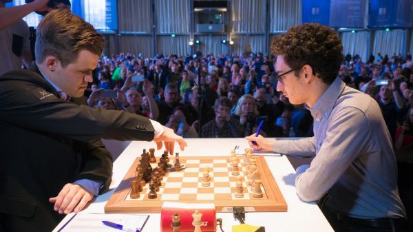 Caruana – Carlsen İlk Turda Kozlarını Paylaştı!